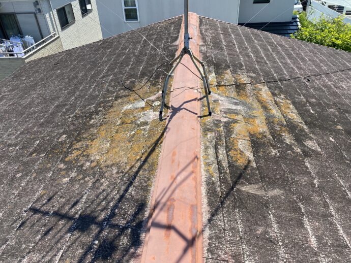 アンテナのサビが屋根を痛めるイメージ画像