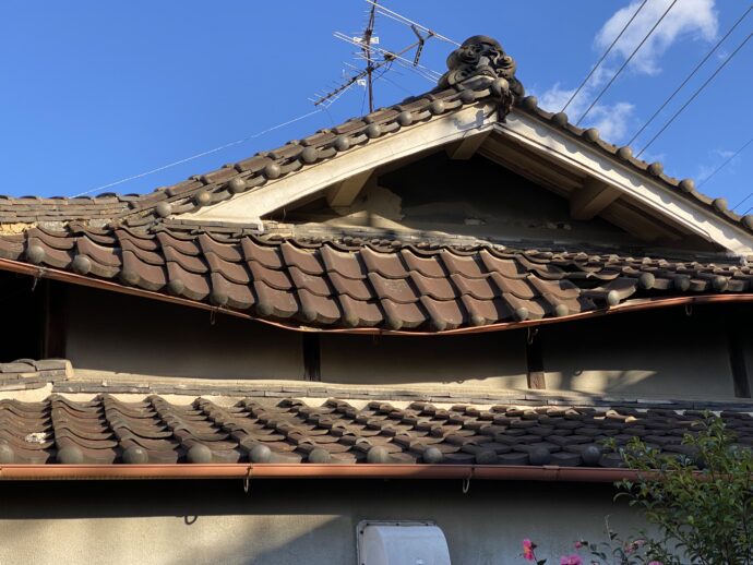 地震による屋根被害イメージ画像