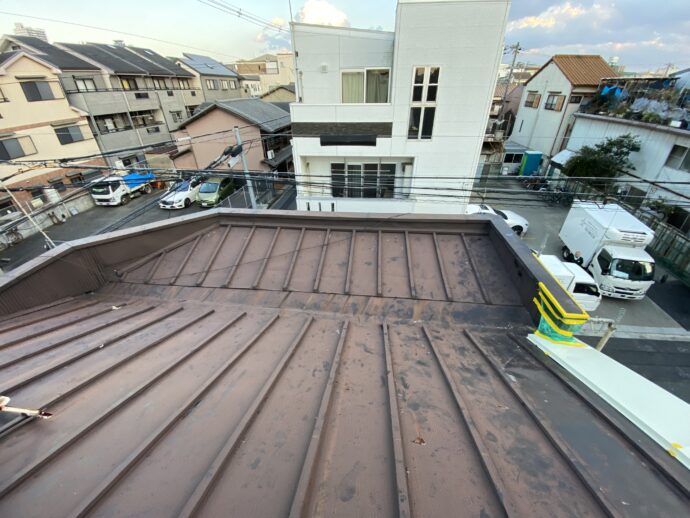 屋根が錆びて穴が空いているイメージ画像