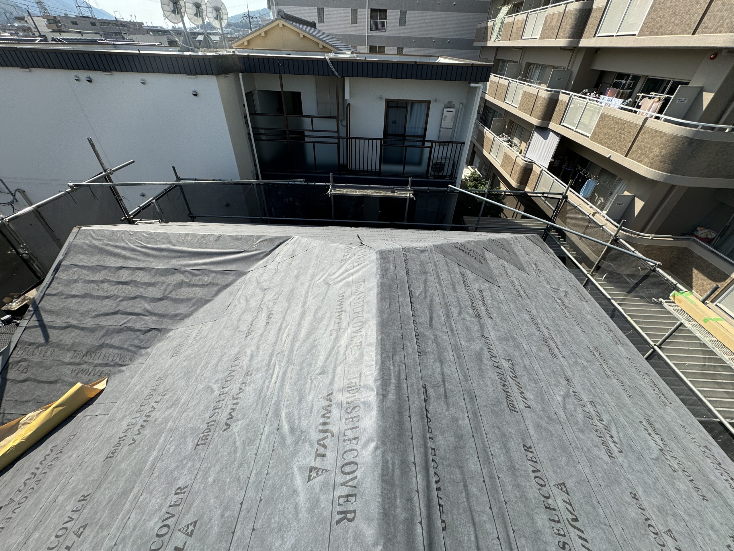 防水シートで屋根全体を覆います。