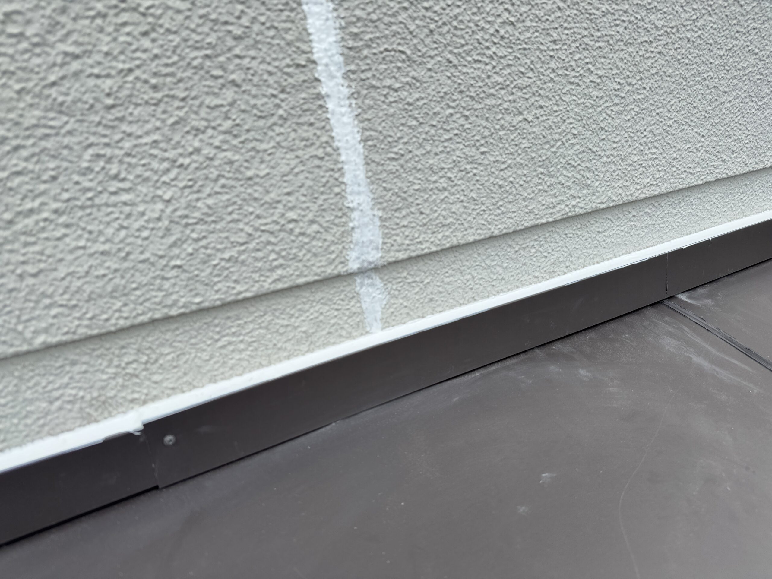 壁際の防水処理を二重で行うことで確実に雨漏りを防ぎます。