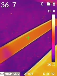 屋根材をサーモグラフィーでの実験した画像