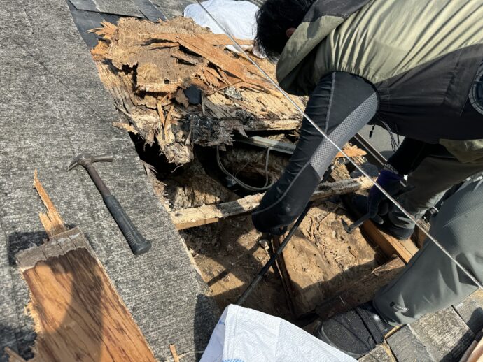 雨漏りで腐食した屋根の画像