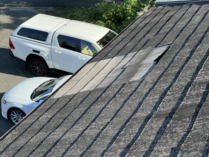 雨漏りしている屋根の画像