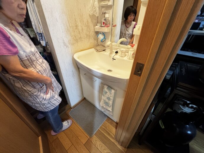 洗面所クロス貼り替えの画像