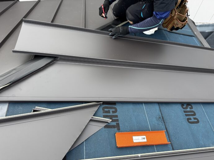 タテヒラぶき施工の画像