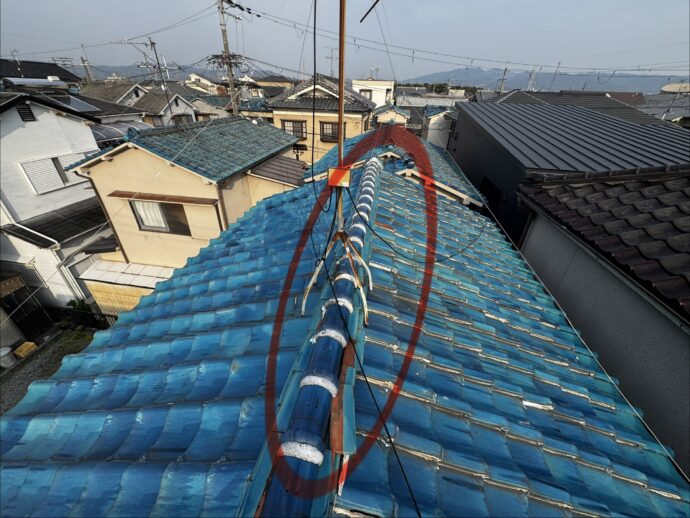 劣化した瓦の画像